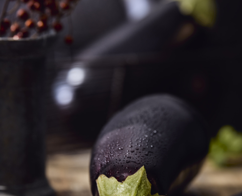 Frische Aubergine Nahaufnahme einer frischen Aubergine mit Wassertropfen