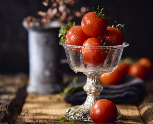 Tomaten Foodfotografie Frische Tomaten in einer Glasschale auf Holz
