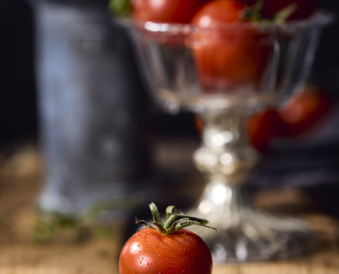 Frische Tomate Einzelne rote Tomate mit Wassertropfen