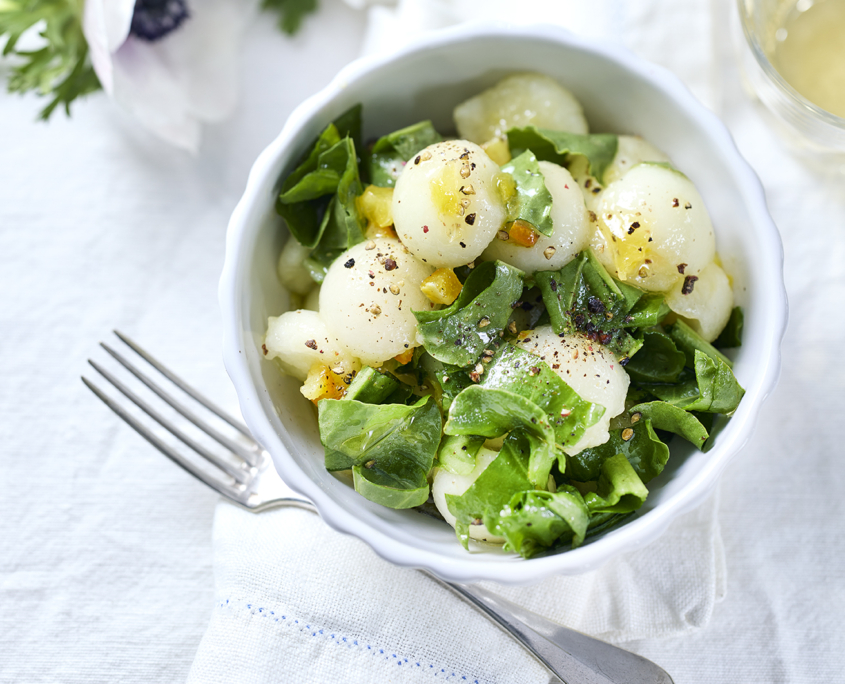 Melonensalat mit Sauerampfer und frischen Blattsalaten.