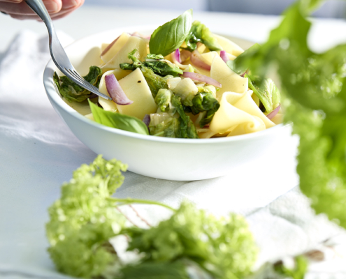Pasta mit gebratenem Endiviensalat und roten Zwiebeln.